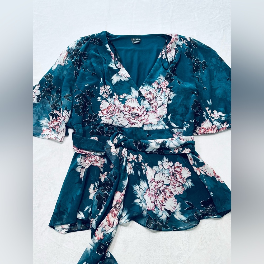 City Chic Blue Floral Blouse Womens Size Large/20 - Picture 1 of 5